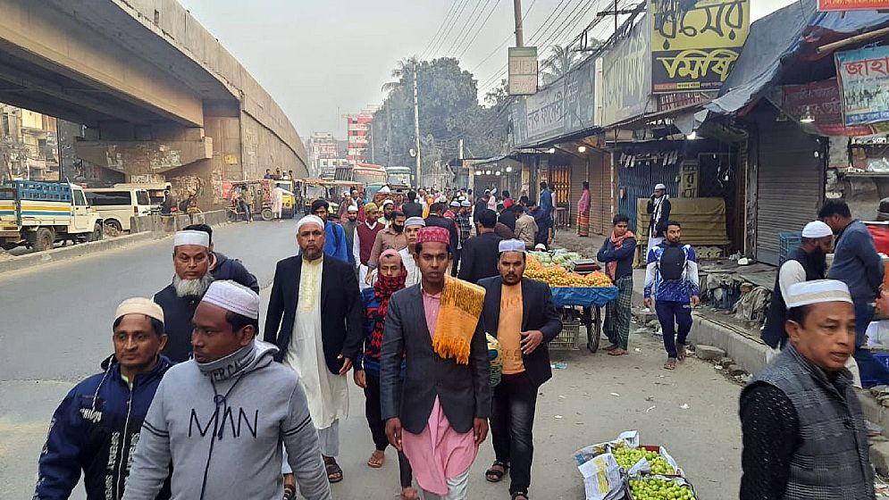 পায়ে হেঁটে আখেরি মোনাজাতে যাচ্ছেন মুসল্লিরা