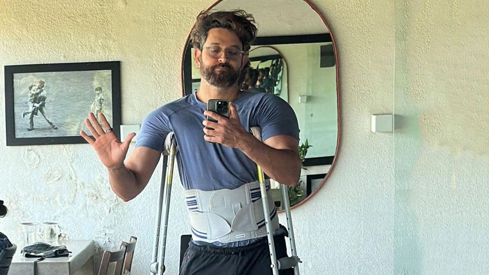 হঠাৎ কী হলো হৃতিকের!