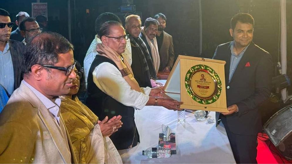 জামায়াত নেতাদের গাড়িতে বিএনপি পতাকা তুলে দিয়েছিল