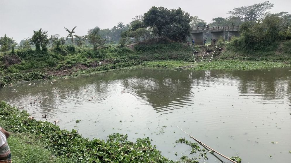 মেঘনায় সরকারি জলাশয়ের পানি নিষ্কাশনে কয়েক শতাধিক মানুষের ভোগান্তি