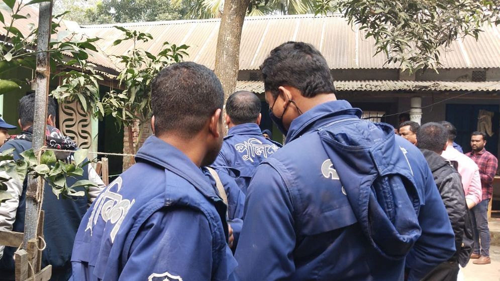 নীলফামারীতে স্ত্রী ও দুই সন্তানকে হত্যার পর স্বামীর আত্মহত্যার চেষ্টা