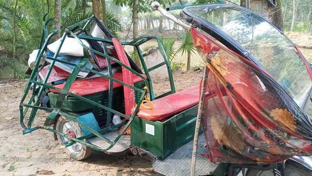 টমটম-ইজিবাইক সংঘর্ষে প্রাণ গেল নারীর