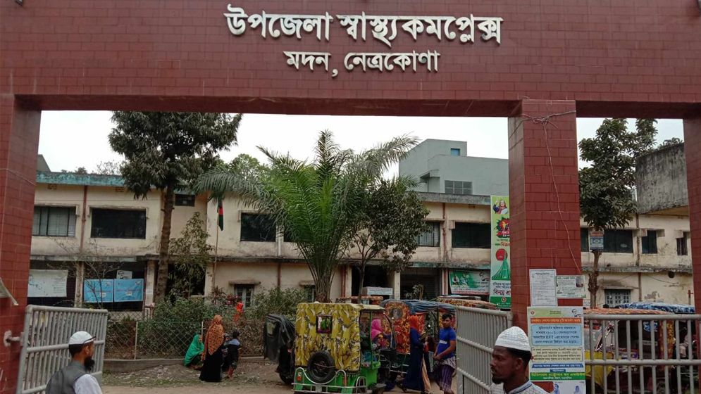 মদনে হেনট্রলি চাপায় কলেজ ছাত্রী নিহত, চালক আটক