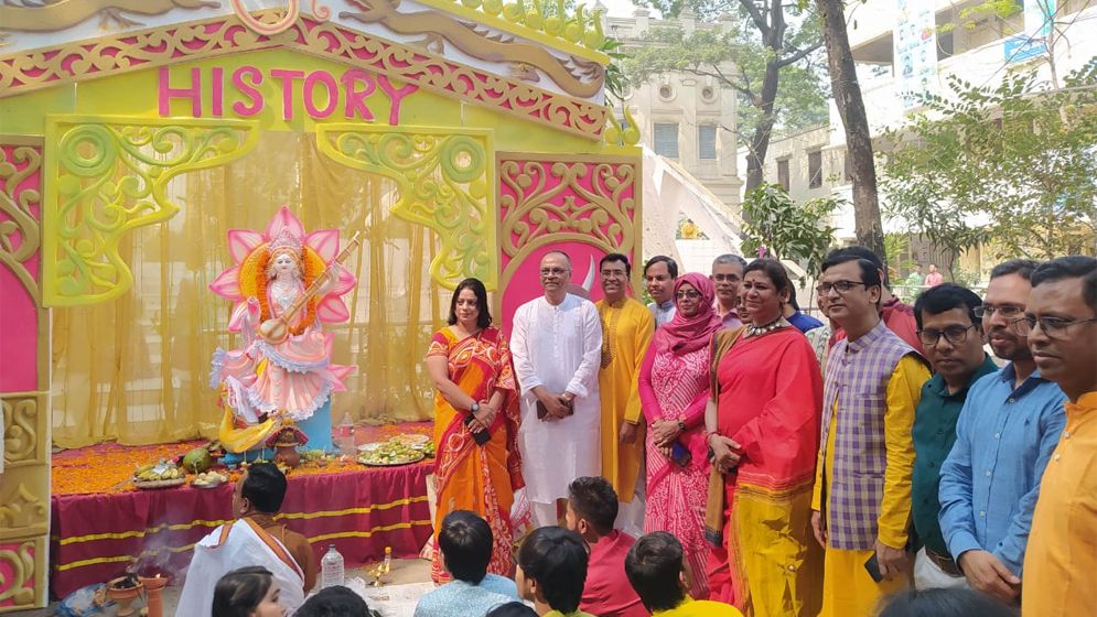 জবিতে ৩৬ মণ্ডপে জাঁকজমকপূর্ণভাবে সরস্বতি পূজা উদযাপন