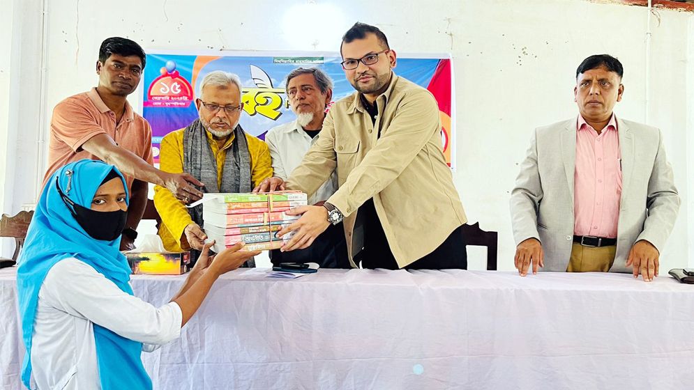 মিরসরাইয়ে অসচ্ছল কলেজ শিক্ষার্থীদের মাঝে বই বিতরণ