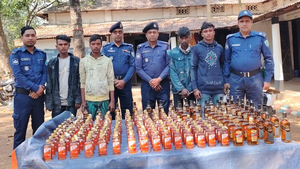তাহিরপুরে ২০৩ বোতল ভারতীয় মদের চালনসহ ৪ যুবক গ্রেপ্তার