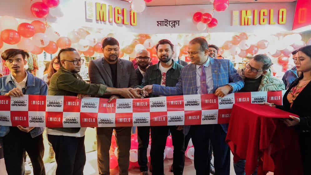 মাইক্লোর নতুন আউটলেট উদ্বোধন করলেন তাহসান খান