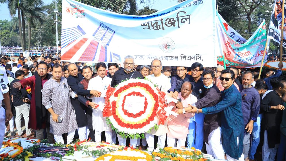 কেন্দ্রীয় শহীদ মিনারে পুষ্পার্ঘ্য অর্পণ ডিএসই’র 
