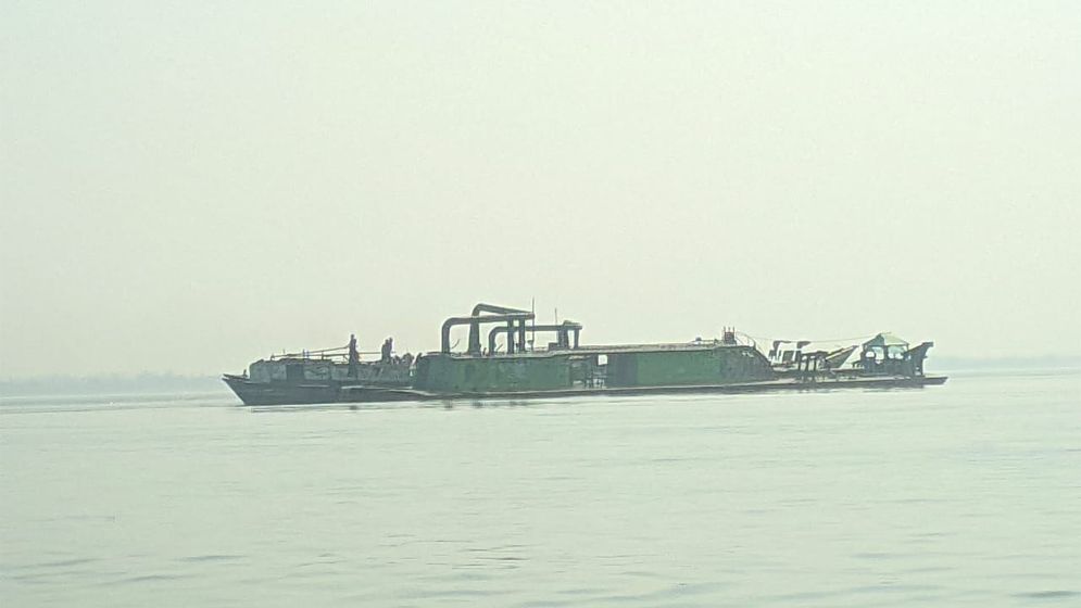 মানিকগঞ্জে ইজারা বিধি লঙ্ঘন করে তোলা হচ্ছে পদ্মার বালু