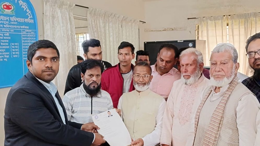 মনপুরায় চেয়ারম্যান পদে মনোনয়নপত্র জমা দিয়েছেন লোকমান হাওলাদার