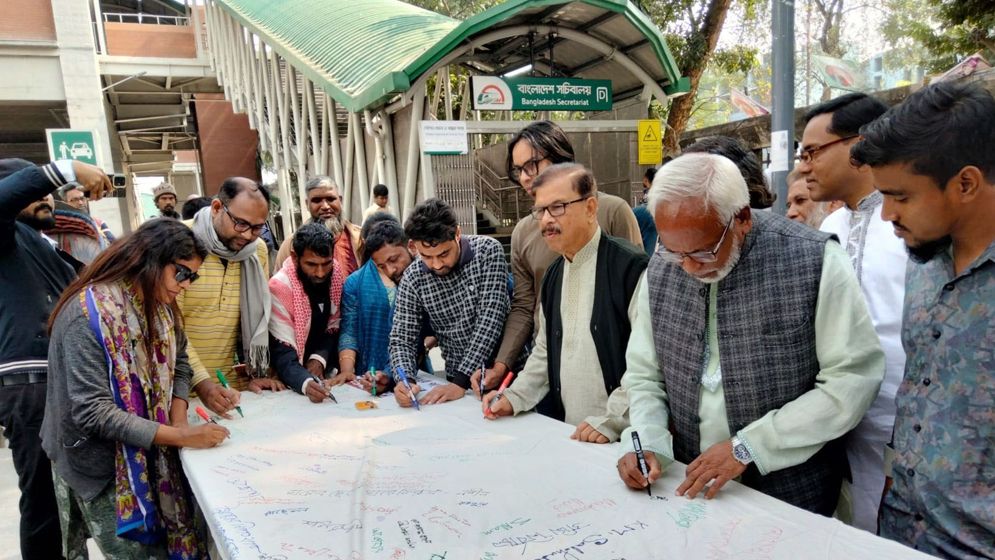 সরকারই সিন্ডিকেটদের পোষে: মান্না 