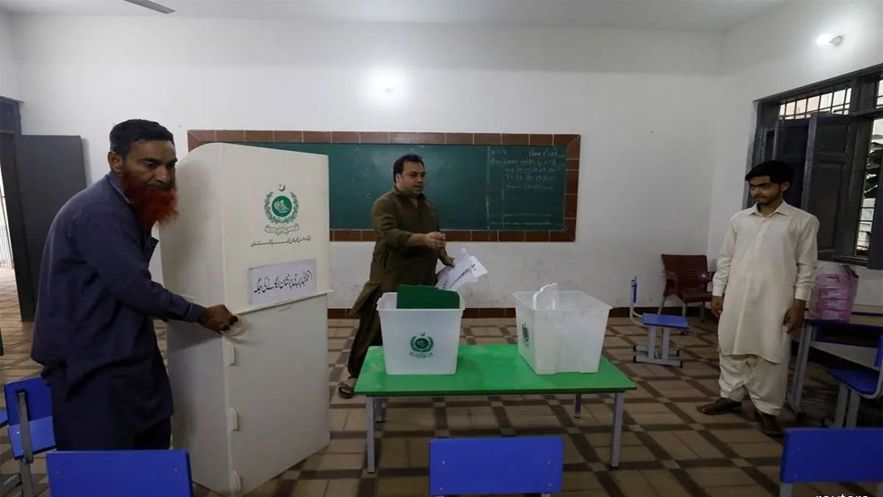 পাকিস্তানে ভোট শুরু, মোবাইল পরিষেবা বন্ধ