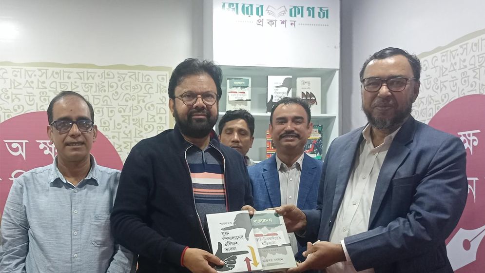 চট্টগ্রামে বইমেলায় ভোরের কাগজ সম্পাদক শ্যামল দত্ত