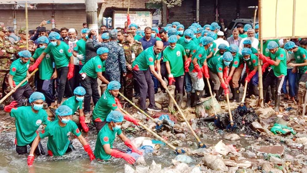 রাজধানীর প্যারিস খালে পরিচ্ছন্নতা অভিযান শুরু