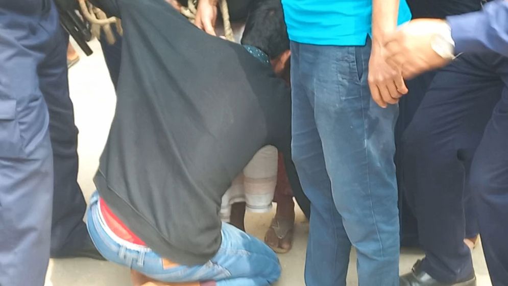হাতকড়া পরা অবস্থায় মায়ের পা ছুঁয়ে সালাম করলেন ছেলে