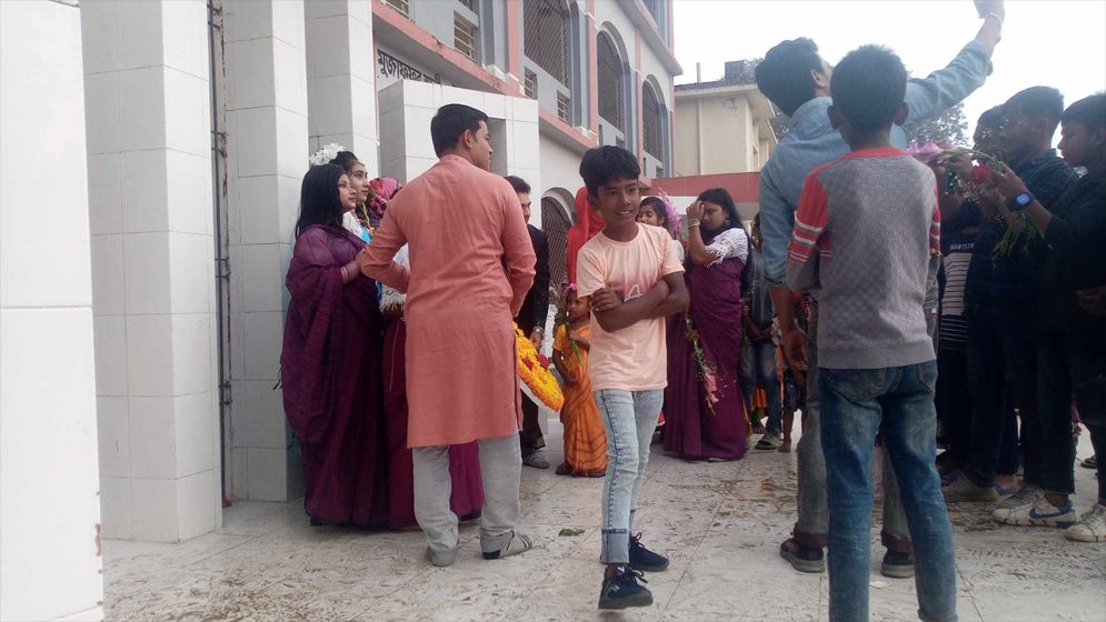 মেঘনায় জুতা পায়ে শহীদ মিনারে পুষ্পস্তবক অর্পণ ও সেল্ফি