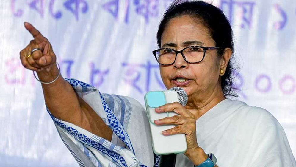 মুসলিম অফিসারকে কি পাকিস্তানি বলে দেবেন?