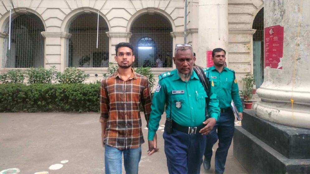 জবিতে পোস্টার বিতরণের সময় ঢাবি ছাত্র আটক
