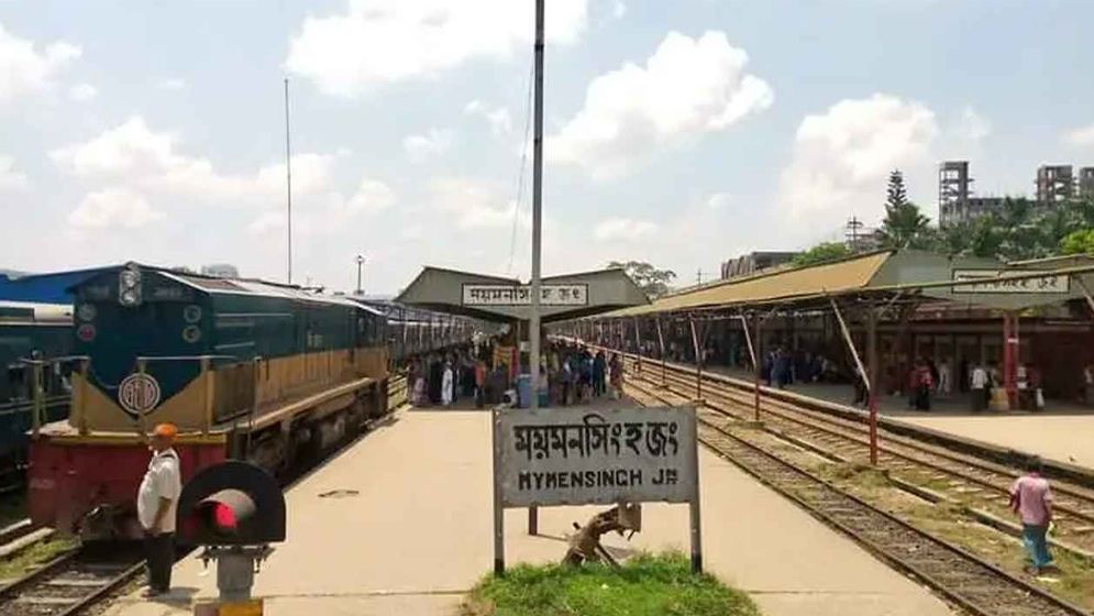 রেলের বুকিং সহকারী আটক, ৪ শতাধিক আইডি জব্দ