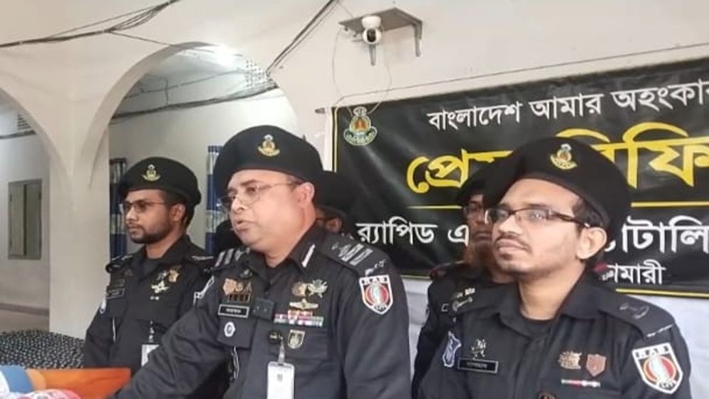 নীলফামারীতে ফেন্সিডিল সহ মাদক কারবারি গ্রেপ্তার