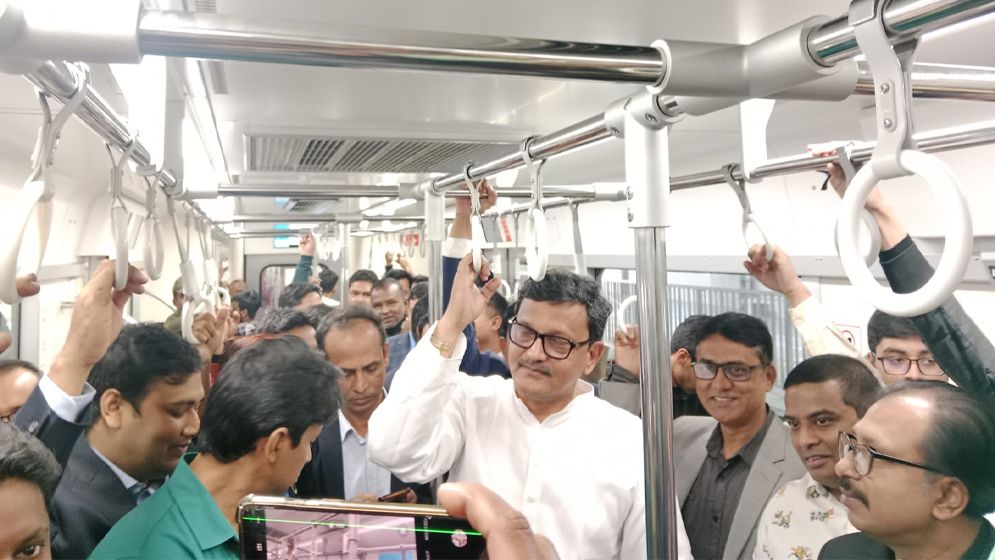মেট্রোরেলে চড়লেন নৌপরিবহণ প্রতিমন্ত্রী