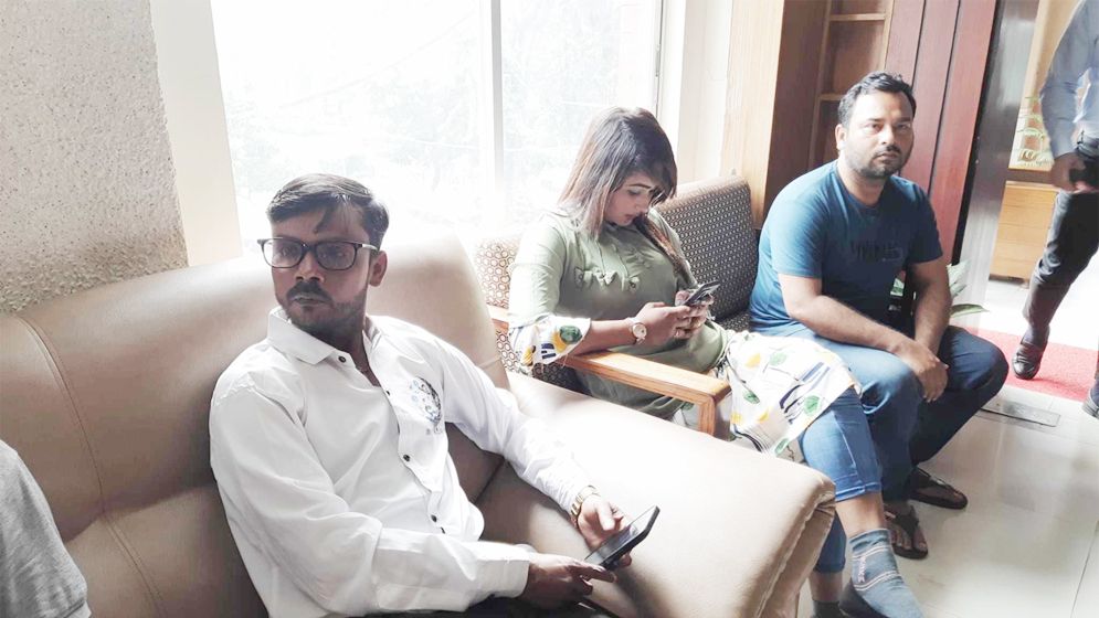 উত্ত্যক্তের অভিযোগে ডিবিতে হিরো আলম