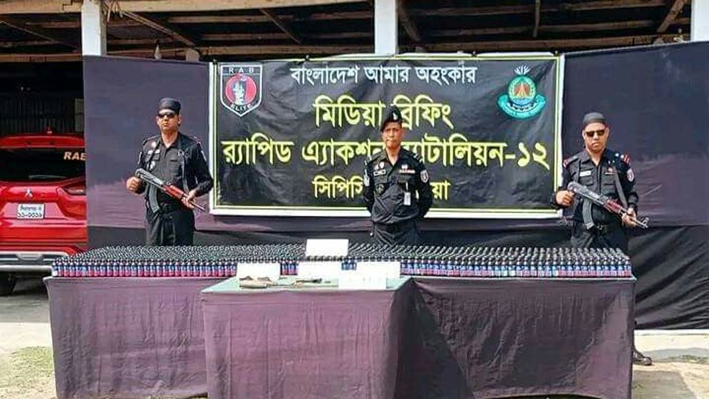২ হাজার বোতল ফেনসিডিল ও অস্ত্র-গুলিসহ আটক ১