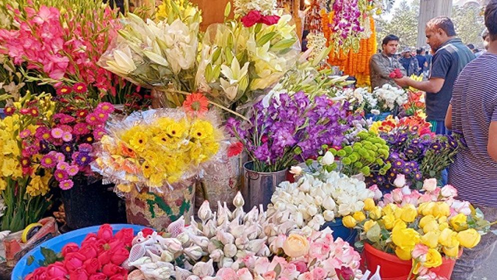 আসছে বিশ্ব ভালোবাসা দিবস-বসন্তবরণ, ফুলের দাম নাগালের বাইরে