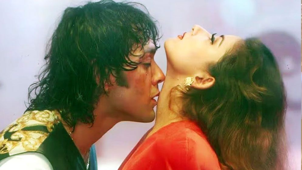 ঘনিষ্ঠ হতে গিয়ে মনীষার মুখ থেকে দুর্গন্ধ পান ববি!