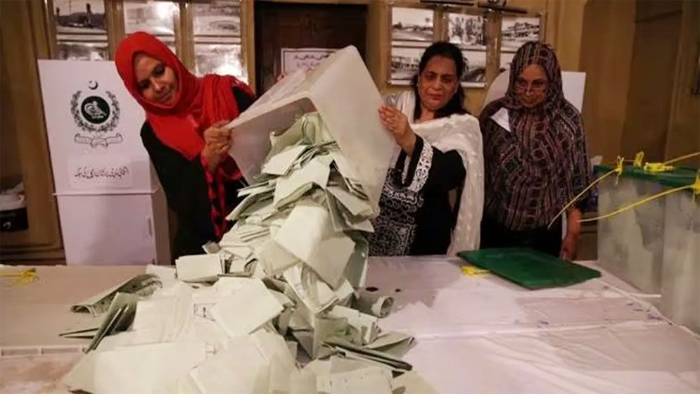 পাকিস্তানের নির্বাচনে কারচুপি, অভিযোগ ইমরানের দলের