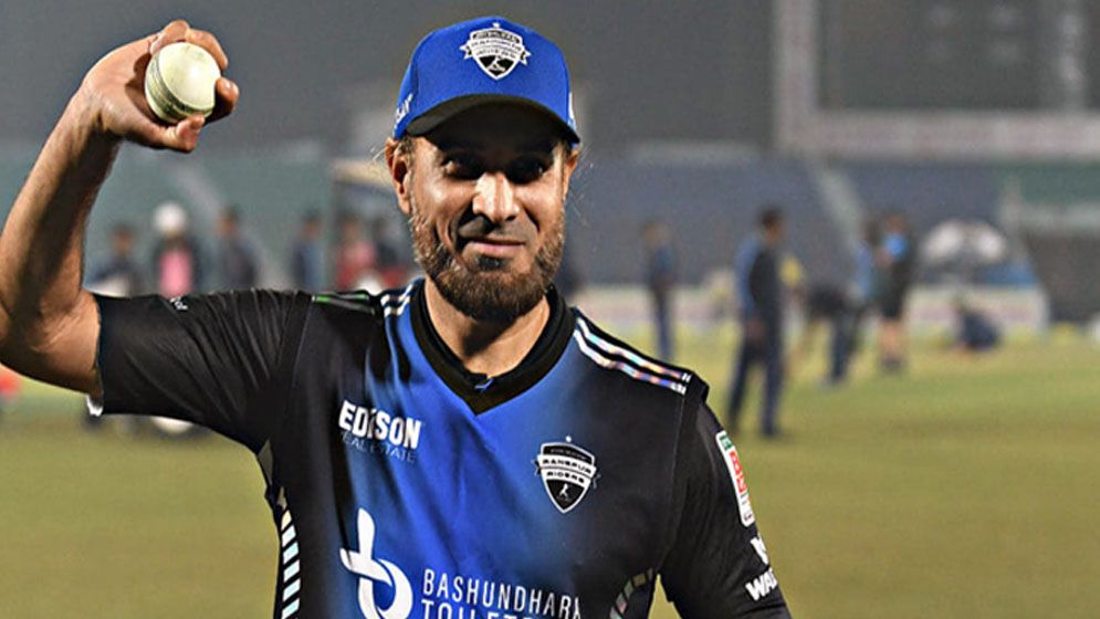 ভাঙা আঙুল নিয়েই রেকর্ড গড়লেন তাহির