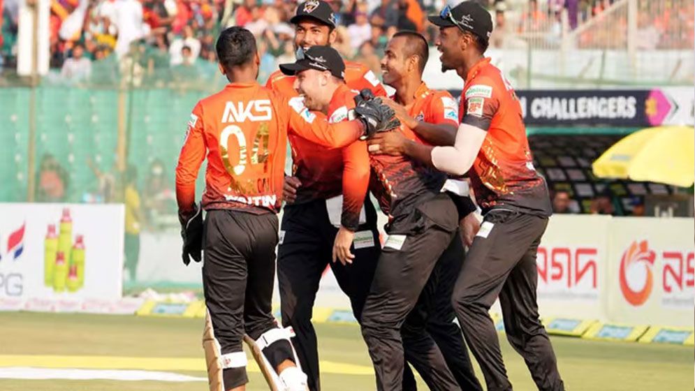 চট্টগ্রামের বিপক্ষে বড় জয় পেল কুমিল্লা