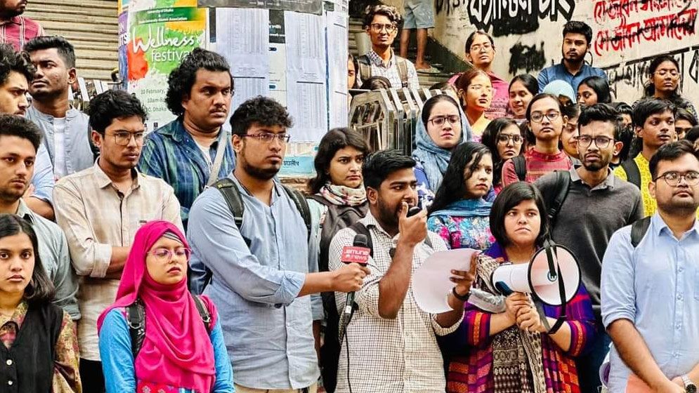 অবশেষে শ্রেণিকক্ষে ফিরল ঢাবির সাংবাদিকতা বিভাগের শিক্ষার্থীরা