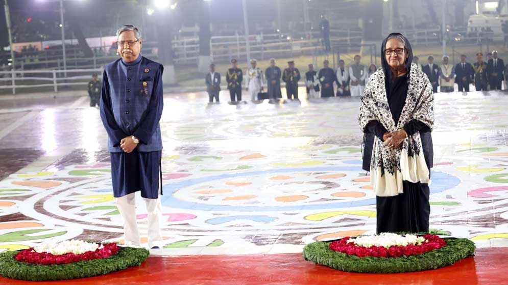 শহীদ মিনারে রাষ্ট্রপতি-প্রধানমন্ত্রীর শ্রদ্ধা