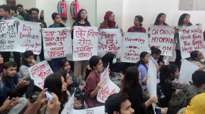  শিক্ষকের শাস্তির দাবিতে ঢাবি শিক্ষার্থীদের বিক্ষোভ