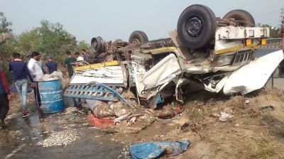 আইল্যান্ডে ধাক্কা দিয়ে পিকআপ উল্টে নিহত ২