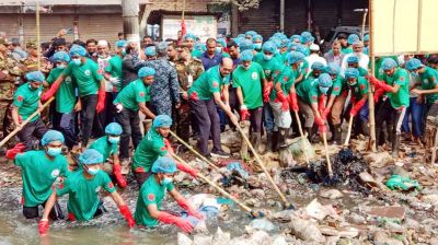 রাজধানীর প্যারিস খালে পরিচ্ছন্নতা অভিযান শুরু