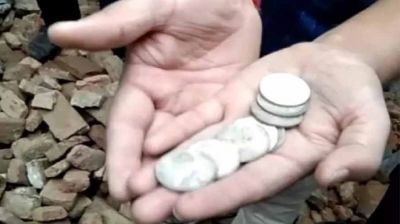 রাস্তা জুড়ে চকচকে কয়েন!