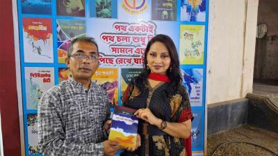 বইমেলায় মুনির আহমদের ‘চলো ভাসি নরম জোছনায়’
