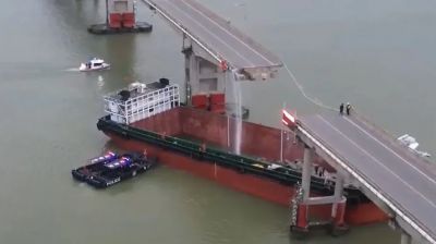 সেতু ভেঙ্গে ৫ গাড়ি নদীতে, নিহত ২