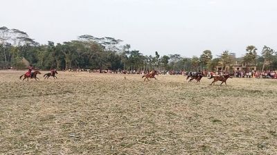 ঝালকাঠিতে ঘোড়াদৌড় দেখতে হাজারো মানুষের ভিড়