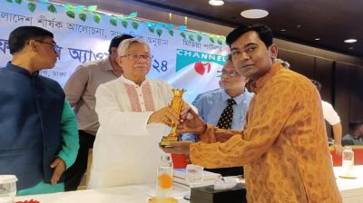 ট্রাব অ্যাওয়ার্ড পেলেন পরিচালক পলাশ মণি দাস