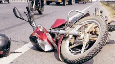 বাইকে অফিসে যাওয়ার পথে স্বামীর সামনেই প্রাণ গেল স্ত্রীর