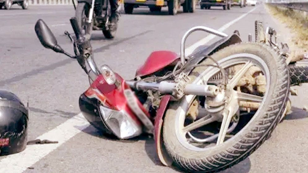 বাইকে অফিসে যাওয়ার পথে স্বামীর সামনেই প্রাণ গেল স্ত্রীর