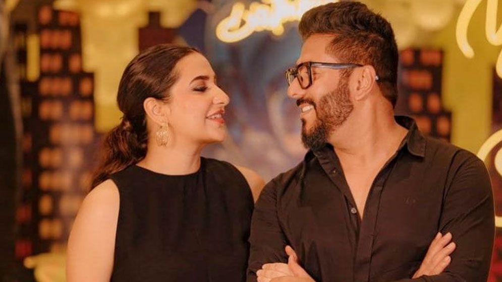 শুভশ্রীকে প্রকাশ্যে চুমু খাওয়ায় কটাক্ষ, মুখ খুললেন রাজ