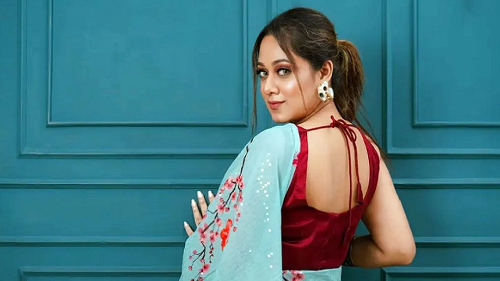 ডিবি কার্যালয়ে দীঘি