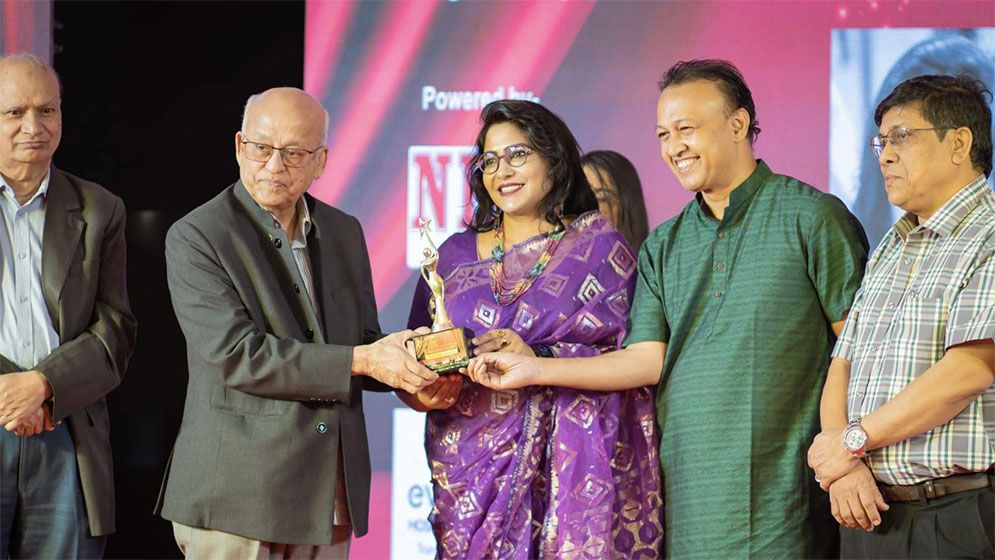 ইমার্জিং ওমেন অ্যাওয়ার্ড পেলেন ২০ উদীয়মান নারী