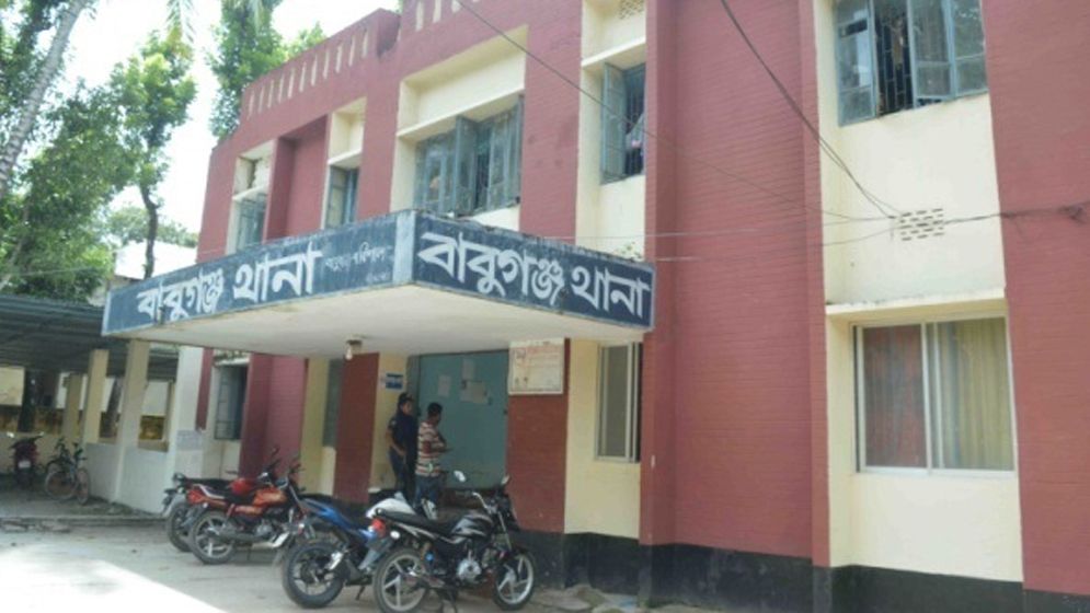 বাবুগঞ্জে শিক্ষার্থীকে এসিড নিক্ষেপের প্রতিবাদে মানববন্ধন