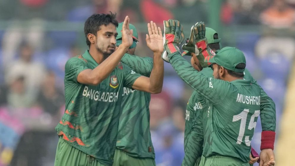 ৩ উইকেট নিয়ে বাংলাদেশকে ম্যাচে ফেরালেন সাকিব