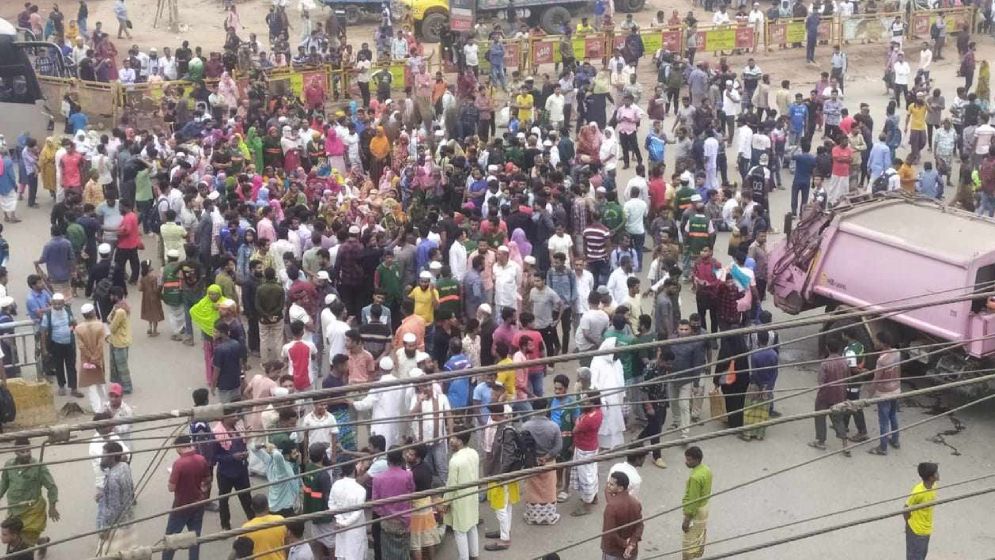গাবতলীতে ট্রাকচাপায় পরিচ্ছন্নতা কর্মী নিহত, সড়ক অবরোধ